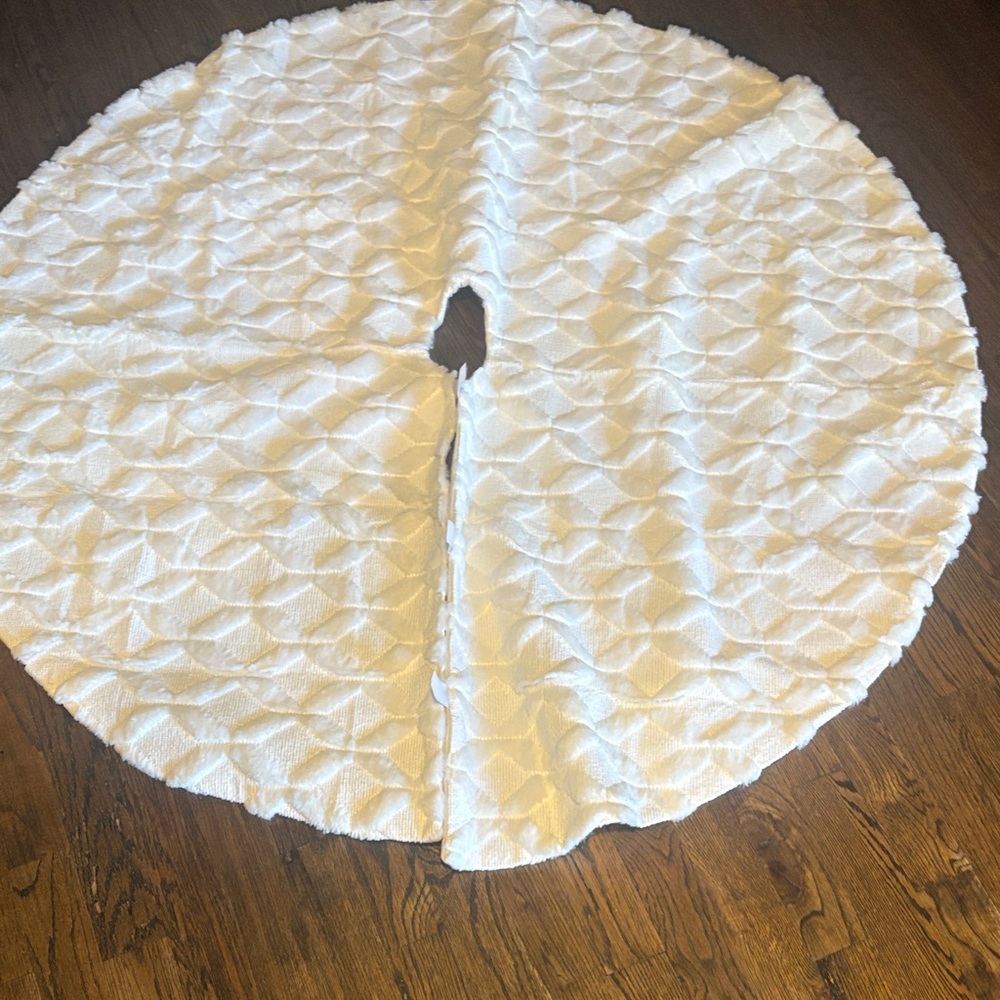 Elegant White Tree Skirt
